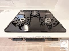 家族のごはん作りがはかどる。同時調理ができる3口コンロ付き。