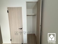 クローゼットは奥行きがあるので、収納力も申し分ありません。