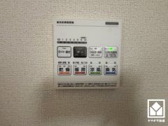 浴室暖房乾燥機付き。真冬の寒い浴室を暖かく、また雨の日の洗濯物の乾燥にと多用途に活躍する機能です。