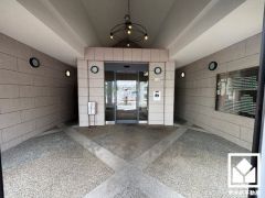 エントランスから始まる、快適な暮らし。防犯性とデザイン性を両立した、安心の住まい。