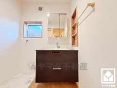 収納付きでスッキリお使い頂ける2階の3面鏡の洗面台です。洗面ボウルが広めなので、忙しい朝でも身支度がしやすく時短になります。