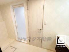 小さなお子様のお風呂上りもこのスペースがあればゆったりとして頂けます。室内洗濯機置場がございますので、天候に左右されず洗濯していただけます。