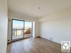 バルコニーにつながるお部屋で、通風・陽当たり良好。