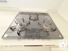 毎日の料理がもっとスムーズに。便利な3口コンロ付きキッチン。