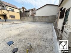 キッチン横には窓がございますので、昼間は手元が明るく、お料理がはかどります。