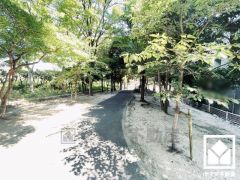 敷地内は木々が多く植えられていて、四季の移り変わりが感じられる緑豊かな環境です。