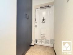 白を基調とした明るい玄関で、毎日を爽やかにスタート。清潔感あふれる空間が、訪れる人々を温かく迎えます。