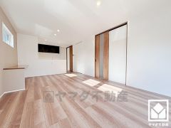 広々17.7帖のLDKが魅力。家族全員がリラックスできる、ゆったりとした快適リビングで温かい団らんの時間を。