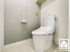 明るく清潔感溢れるトイレです。温水洗浄便座付きで、季節を問わずいつでも温かい便座をお使いいただけます。