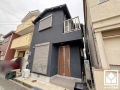 キッチンは空間を有効活用できる壁付けタイプ。