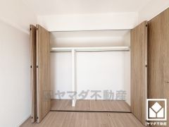 新たに家具を買わなくても良いので、ハンガーパイプ付きのクローゼットは嬉しいですね。