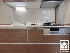 使いやすさとデザイン性を両立。落ち着いた木目調のデザインが魅力のシステムキッチンです。調理に手間がかかりがちな肉や魚を、短時間でサッと焼き上げることができるグリル付き。