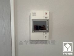 突然の来訪時でも安心なモニター付きインターホンを完備。お留守番中のお子様でも簡単に来訪者の確認ができます。