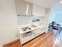 キッチンは空間を有効活用できる壁付けタイプ。窓がございますので、昼間は手元が明るく、お料理がはかどります。