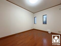 約6.1帖の洋室です。全居室2面採光の明るい陽光がたっぷり差し込む心地よい生活空間です。