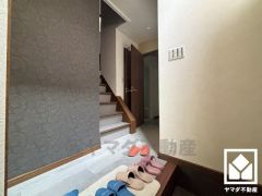 玄関は余裕をもたせた広さになっているので、家族が揃って靴を選んだりお出かけの準備を整えたりすることができます。