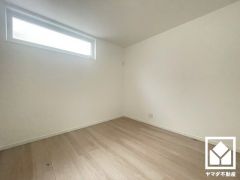 約4.5帖の2階洋室です。お子様のお部屋などにも丁度良い広さです。