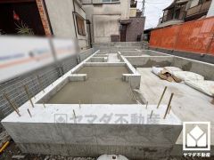 南側に国道2号線、東側には県道42号線が通っています。大阪方面へも出やすく、車での移動にも便利な立地です。