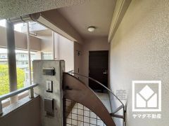 玄関周りに個性が生まれる広々としたポーチ付き。ベビーカーなどを置いていただける十分なスペースがございます。門扉がございますので、防犯面でも効果的です。