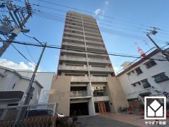 トイレは温水洗浄便座付きで、季節を問わずいつでも温かい便座をお使いいただけます。トイレットペーパーのストックや消耗品置き場などとしてお使いいただける吊戸棚もございます。