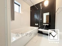 清潔感あふれる空間で、毎日のバスタイムをより快適に。真冬の寒い浴室を暖かく、また雨の日の洗濯物の乾燥にと多用途に活躍する浴室暖房乾燥機付きです。