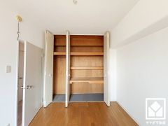 新たに家具を買わなくても良いので、ハンガーパイプ付きのクローゼットは嬉しいですね。棚も多く、整理整頓がしやすい設計になっています。