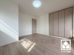 大きなクローゼット付きの洋室で整理整頓しやすいです。