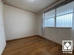 約4.5帖の洋室です。大きな窓からは明るい光が降り注ぎます。柔らかな光が差し込むお部屋で、快適で落ち着いた生活をお送りいただけます。