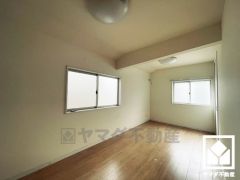 2面採光の大きな窓からは明るい光が降り注ぎます。柔らかな光が差し込むお部屋で、快適で落ち着いた生活をお送りいただけます。