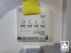 浴室暖房乾燥機付き。真冬の寒い浴室を暖かく、また雨の日の洗濯物の乾燥にと多用途に活躍する機能です。