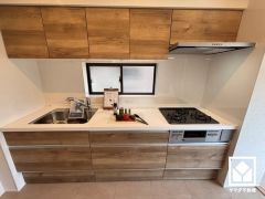 キッチンは空間を有効活用できる壁付けタイプ。独立型なのでお料理に集中しやすい環境です。窓がございますので、昼間は手元が明るく、お料理がはかどります。