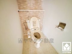 遊び心のあるアクセントクロスが魅力的なトイレ空間。機能性とセンスが融合した、居心地の良いプライベートスペースです。