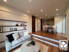 広々16.8帖のLDKが魅力。リビングからダイニングへは小上がりになっており、空間にメリハリが生まれます。家族全員がリラックスできる、ゆったりとした快適リビングで温かい団らんの時間を。