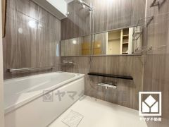 1日の疲れを癒す浴室でゆったりリフレッシュ。ナチュラルな木目調のアクセントパネルは落ち着いた雰囲気を演出してくれます。