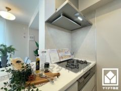 換気効率が高くお手入れもしやすいスリム型のレンジフードを完備。スッキリとしたスタイリッシュなデザインも魅力の一つです。