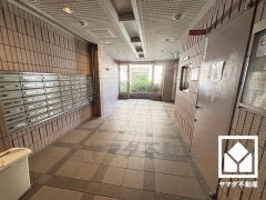 心地よい空間が広がる、清潔で美しいロビー。