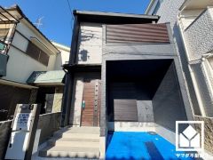 陽光に映える美しい外観。街並みに馴染みながらも、ひときわ目を引く存在感。