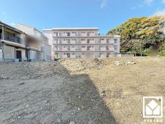 道路を挟んで東側には猪名川が流れており、川沿いには遊歩道が整備されています。四季折々の美しい景色を楽しみながらお散歩やウォーキング・ジョギングなどの運動もできる住環境です。