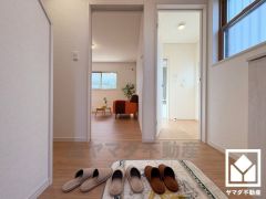 シンプルで洗練された玄関スペース。帰るたびにホッとできる、心地よい住まいの入り口。