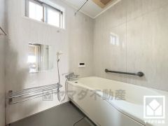 1日の疲れを癒す浴室でゆったりリフレッシュ。小窓が付いているので、こもりがちな湿気もすぐ取り除くことができます。