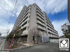 敷地内に屋外機械式・地下平面駐車場を完備（月額15000円）。出入口にはロボットゲート設置されており、セキュリティに配慮されています。空き状況等は弊社スタッフまでお気軽にお問い合わせください。