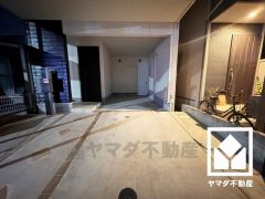 インナーガレージを完備。重い荷物や雨の日の移動もスムーズで、快適なカーライフを実現。奥に大容量の倉庫があり、アウトドア用品や季節の荷物などもスッキリ収納できます。