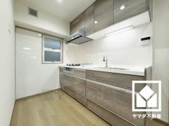 キッチンは空間を有効活用できる壁付けタイプ。窓がございますので、昼間は手元が明るく、お料理がはかどります。