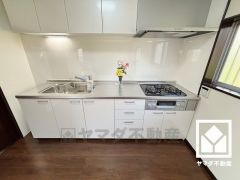 キッチンは空間を有効活用できる壁付けタイプ。キッチン横には窓がございますので、昼間は手元が明るく、お料理がはかどります。