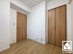 約4帖の洋室です。お子様のお部屋などにも丁度良い広さです。独立した居室なのでプライベートな時間をゆったり過ごせそうです。