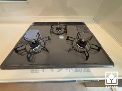 家族のごはん作りがはかどる。同時調理ができる3口コンロ付き。