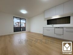 プライバシー・採光に配慮された2階リビングです。自然光を取り込む、開放感あふれる暮らし。隅々まで光が降り注ぎ、明るく心地の良い空間。