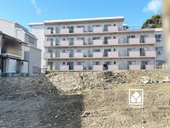 キッチンには床下収納もございます。災害時の非常食や食料品のストックなども保存できます。