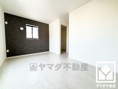 約8.5帖の2階洋室です。ウォークインクローゼット付きのお部屋で整理整頓しやすいです。