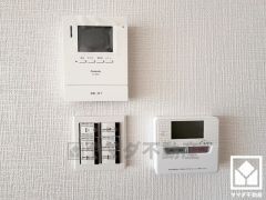 突然の来訪時でも安心なモニター付きインターホンを完備。お留守番中のお子様でも簡単に来訪者の確認ができます。